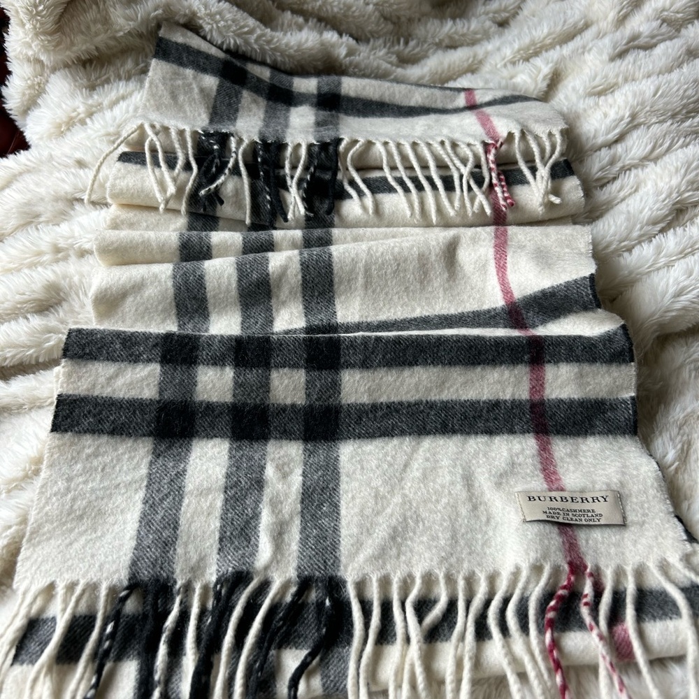 Burberry Classic Check 100%Cashmere Scarf Authentic in excellent condition!